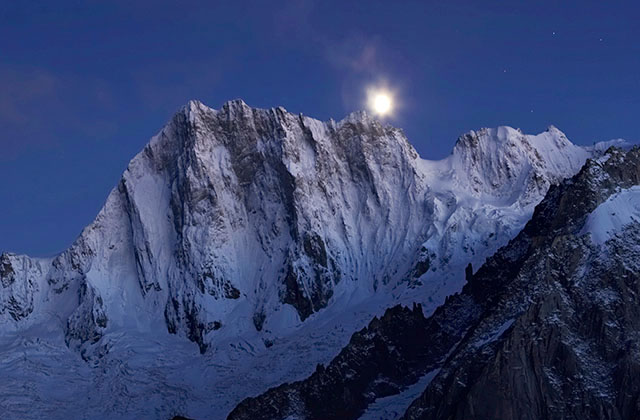 La lune sur les Grandes Jorasses