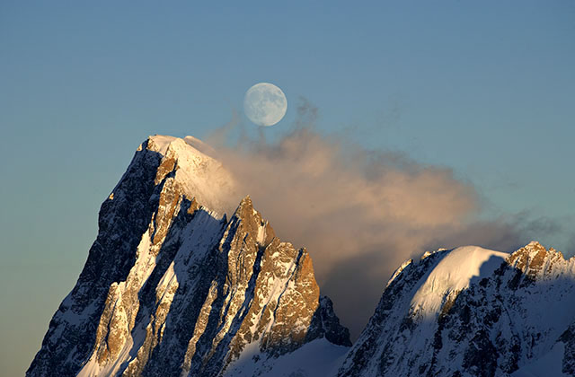 Lever de lune sur les Grandes Jorasses