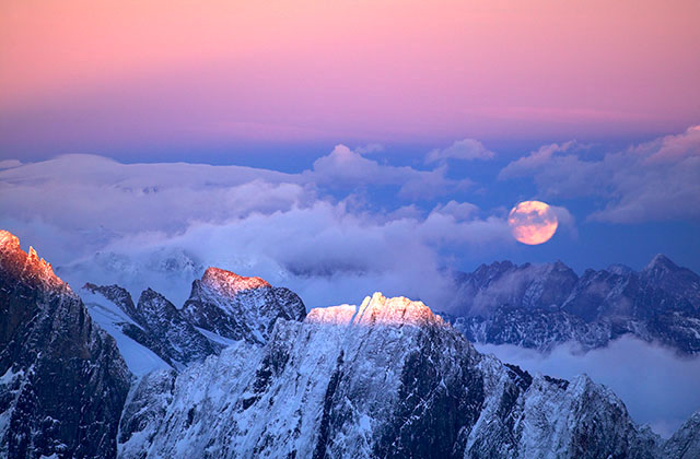 Lever de lune sur les Petites Jorasses