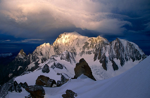 Aube orageuse sur le Mont-blanc
