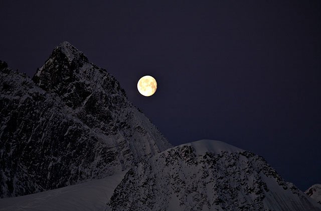 Moon rise in Oberland