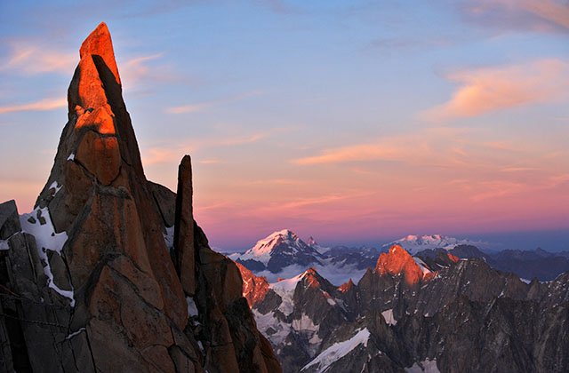 L'aiguille du Midi et les Alpes Suisses