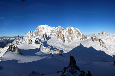 Lever du jour sur le Mont-Blanc pendant la montée aux arêtes