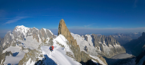Sur l’arête de Rochefort avec la Dent du Géant et le Mont-Blanc