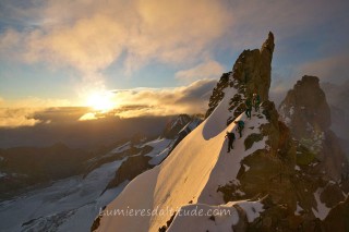 ALPINISTS CLIMBING THE AIGUILLE D'ARGENTIERE, MASSIF DU MONT-BLANC, HAUTE-SAVOIE, FRANCE