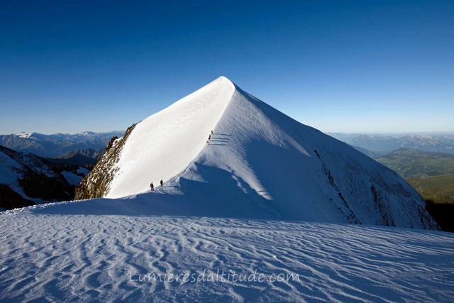 ALPINISTS ON THE DOMES DE MIAGE, MASSIF DU MONT-BLANC, HAUTE-SAVOIE, FRANCE