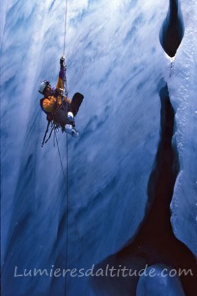 DANS LE MOULIN DE LA MER DE GLACE, CHAMONIX, HAUTE-SAVOIE, FRANCE