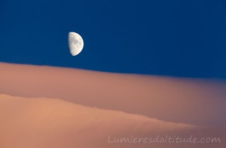 LUNE SUR NUAGES LENTICULAIRES