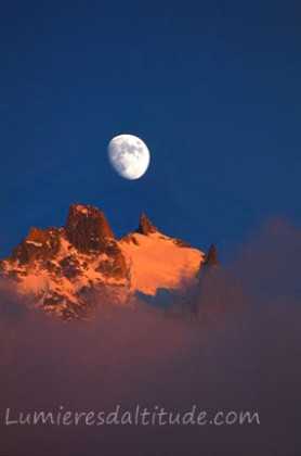 MOONSET ON THE AIGUILLE DU PLAN, MASSIF DU MONT-BLANC, HAUTE SAVOIE, FRANCE