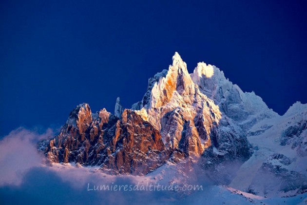 AIGUILLE DES GRANDS CHARMOZ AT SUNRISE, MASSIF DU MONT-BLANC, HAUTE SAVOIE, FRANCE