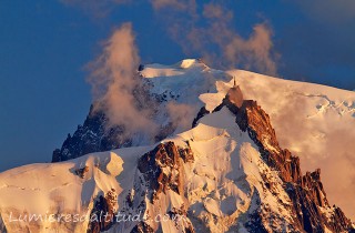 Lumieres du couchant sur l'aiguille du Midi et le Mont-blanc du Tacul