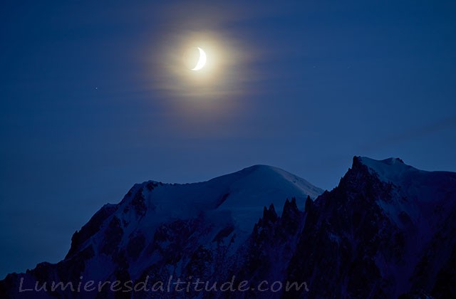 Coucher de lune rousse sur le Mont-Blanc