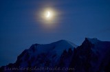 Coucher de lune rousse sur le Mont-Blanc