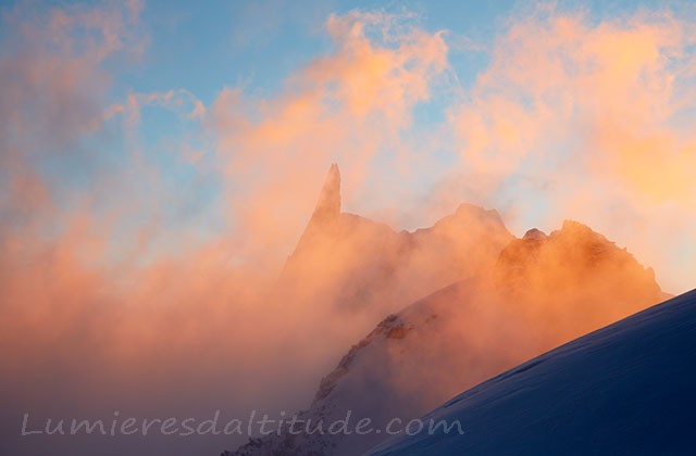 Aube incandescente sur la Dent du Géant