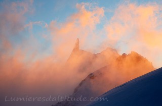 Aube incandescente sur la Dent du Géant