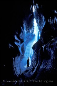 Dans le moulin de la mer de glace, Massif du Mont-Blanc, Haute-savoie, France