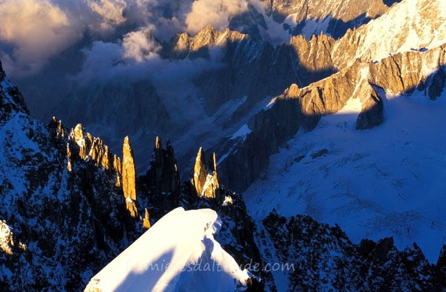 Alpinistes sur l'arete du mont-maudit au couchant, Massif du Mont-Blanc, Haute-savoie, France
