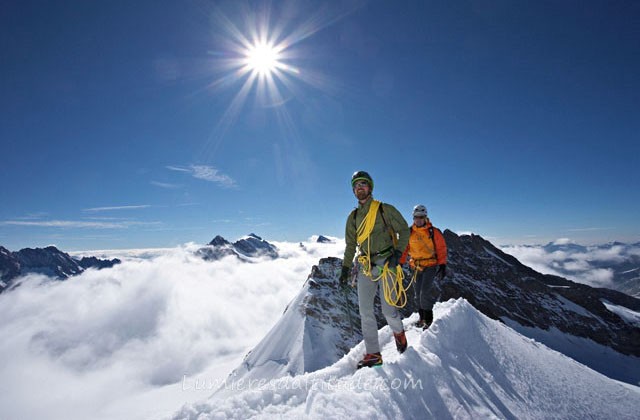 Alpinistes sur l'arete est du monsch, oberland, suisse