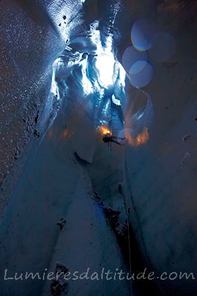 Dans le moulin de la mer de glace, Massif du Mont-Blanc, Haute-savoie, France