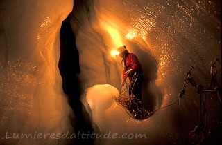 Dans le moulin de la mer de glace, Massif du Mont-Blanc, Haute-savoie, France