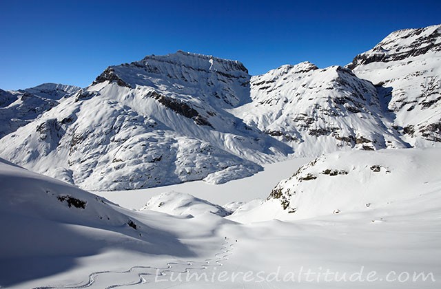 Descente a ski sur le lac d'Emosson, Massif du Mont-Blanc, Haute-savoie, France