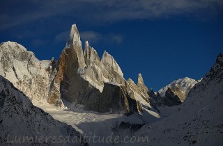 Le Cerro Torre sous la lune, Patagonie, Argentine