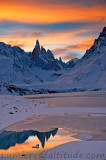 Le Cerro Torre et son reflet au couchant