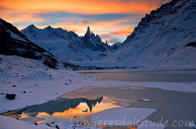 Le Cerro Torre et ses satellites au couchant sur la laguna Torre