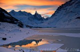 Le Cerro Torre et ses satellites au couchant sur la laguna Torre 