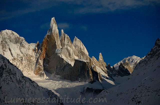 Le Cerro Torre et ses satellites sous l'eclairage de la pleine lune