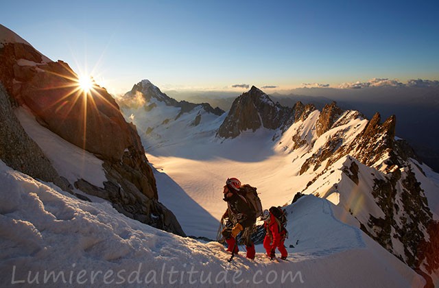 Alpinistes sur l'arete Kuffner a l'aube, Chamonix