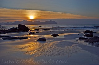 Soleil couchant sur la plage de Vikten, iles Lofoten, Norvege