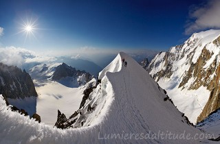 Alpinistes sur l'arete Kuffner a l'aube, Chamonix, France