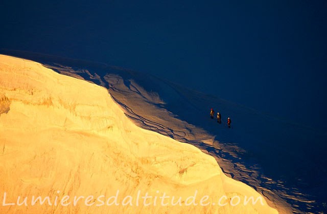 Une cordee a l'aube au col de la Brenva, ascension du Mont-Blanc