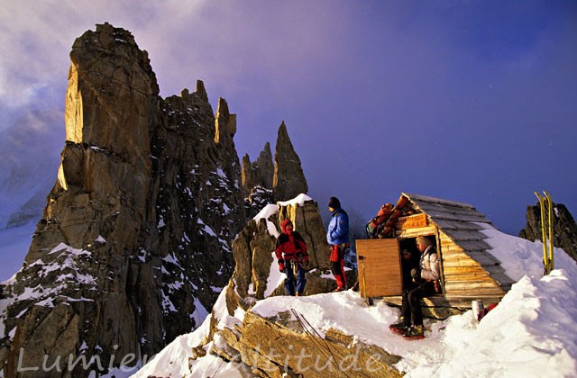 Au refuge bivouac des Periades en hiver, Chamonix, France