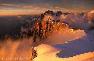 Deux cordees au couchant sur l'Arete Midi-Plan, Chamonix, France