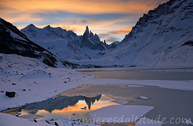 Le Cerro Torre au couchant, Patagonie, Argentine