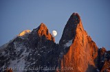 Lever de lune sur l'aiguillr Verte et des Dru au couchant, Chamonix, france