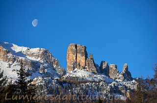 Lune sur les Cinque Torri a l'aube, Dolomites