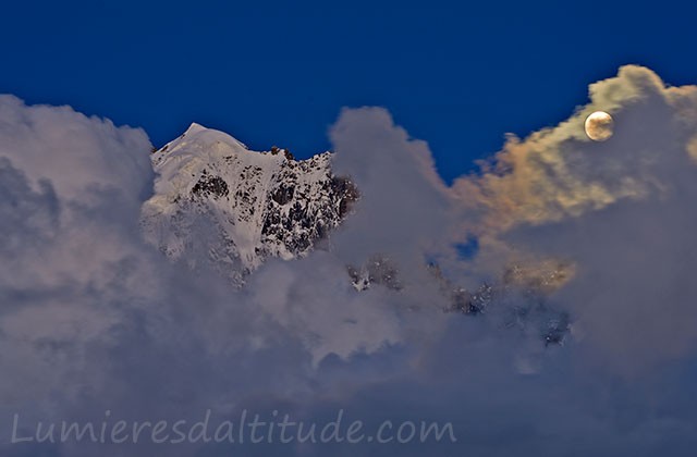 Lever de lune sur l'aiguille Verte, Chamonix, France