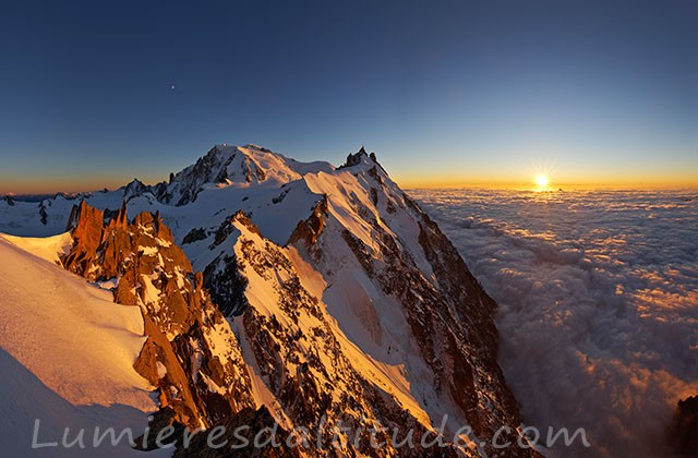 Lumieres du couchant sur le Mont-Blanc et l'aiguille du Midi