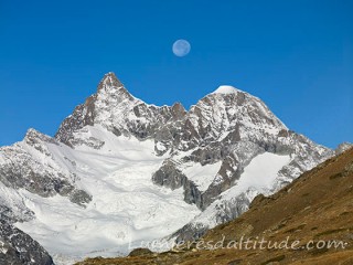 L'Obergabelhorn et le Zinalrothorn sous la lune