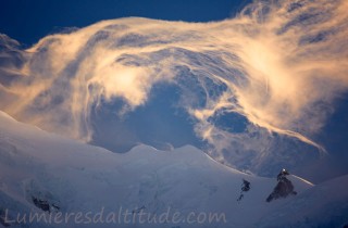 Nuage orographique sur l'arete des Bosses au Mont-Blanc, Chamonix, France