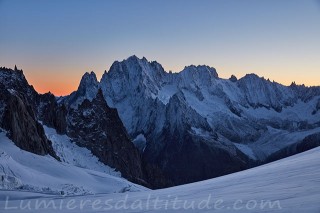 Aube glaciale sur l'aiguille Verte et les Droites...