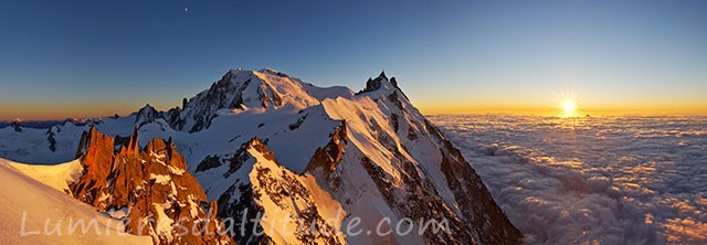 Lumieres du couchant sur le Mont-Blanc et l'aiguille du Midi