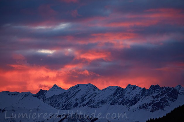 coucher de soleil sur la chaine des Aravis; France