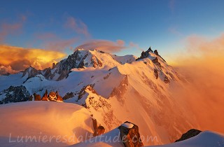 Lumieres du couchant sur le Mont-Blanc et l'aiguille du Midi