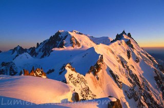 Lumieres du couchant sur le Mont-Blanc et l'aiguille du Midi