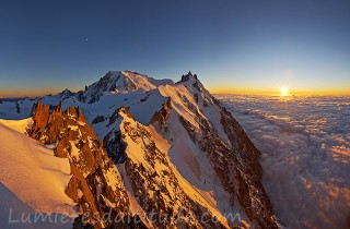 Lumieres du couchant sur le Mont-Blanc et l'aiguille du Midi