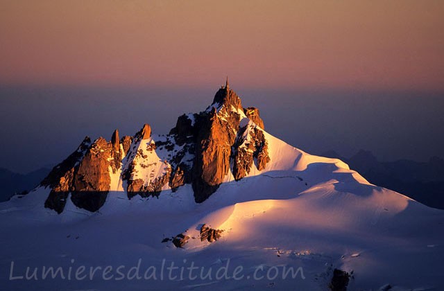 La face sud de l'aiguille du Midi à l'aube